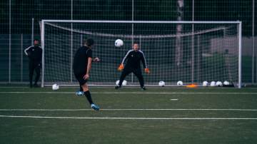 9分钟5球！对手崩溃，瓜帅抱头，解说直接失控！（配图示意）